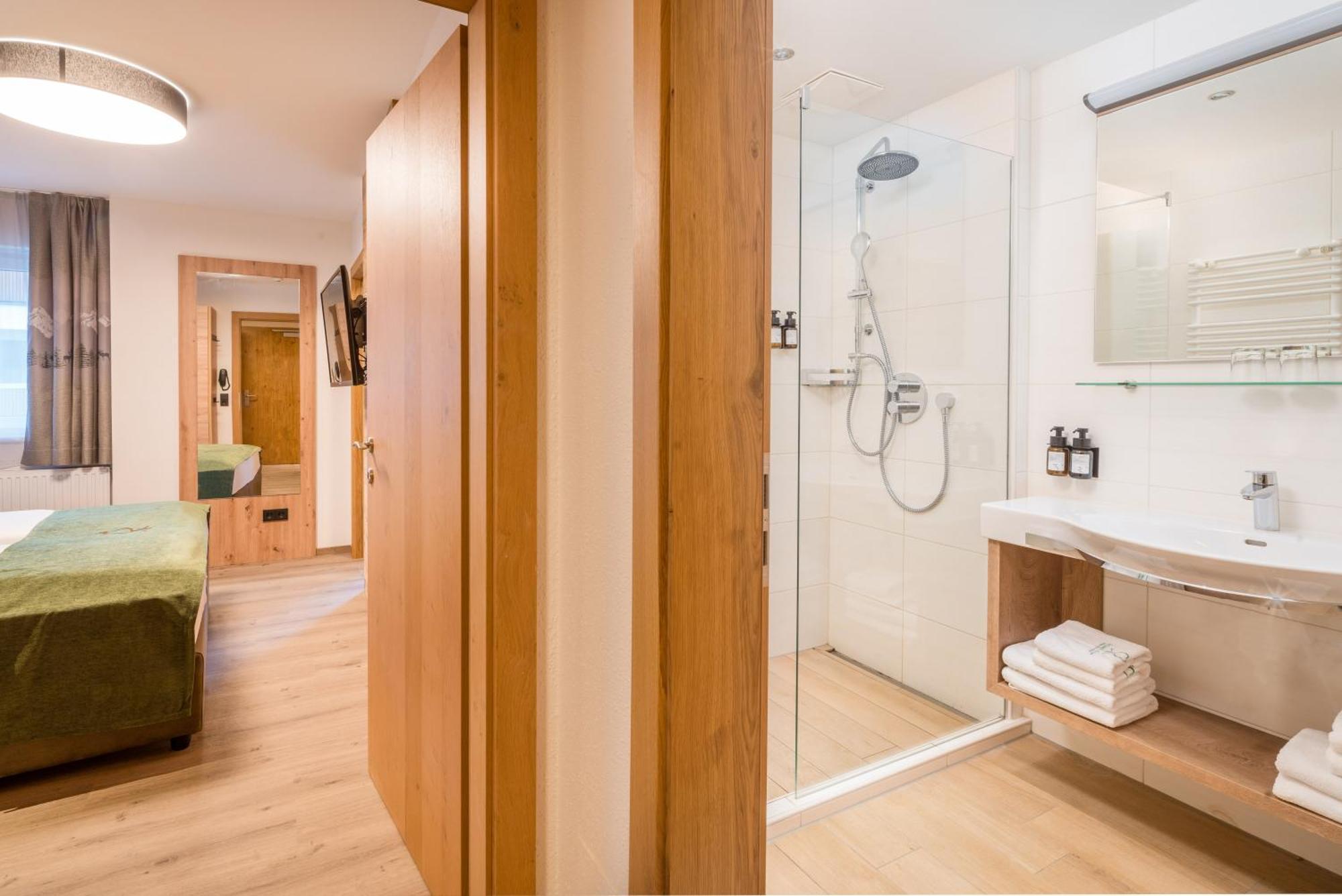 Hotel Gruener Baum Цел ам Зее Екстериор снимка