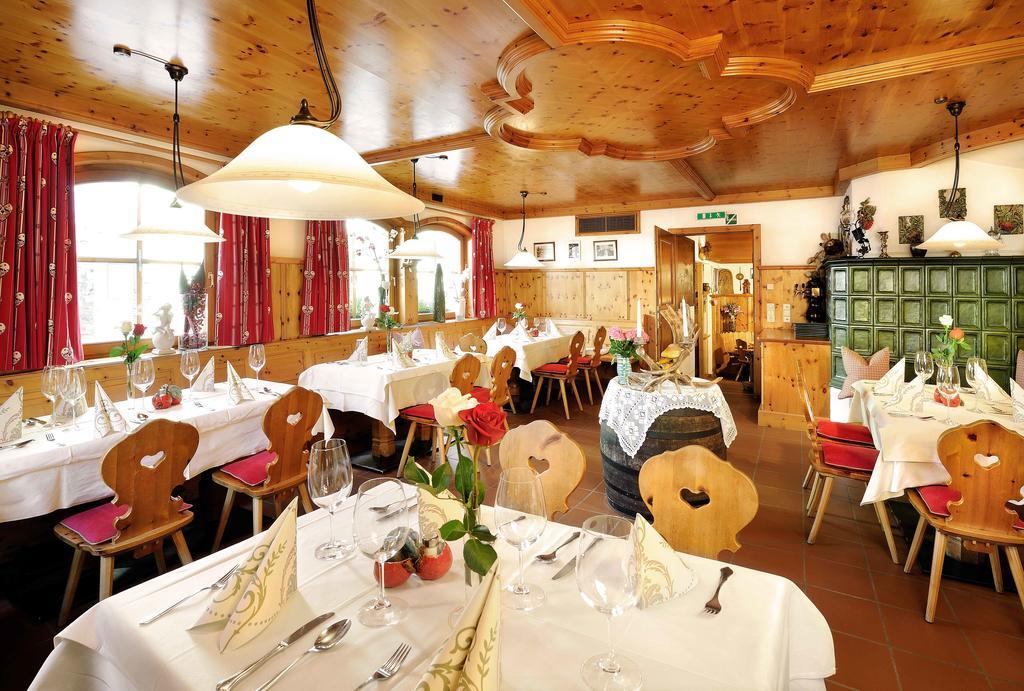 Hotel Gruener Baum Цел ам Зее Ресторант снимка